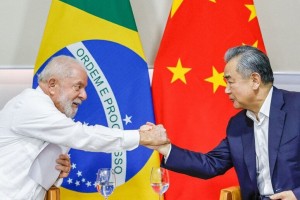 Il presidente brasiliano Luiz Inacio Lula da Silva e il ministro degli Esteri cinese Wang Yi,