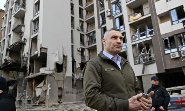 Il sindaco di Kiev Vitali Klitschko nei pressi dell&#039;edificio bombardato 