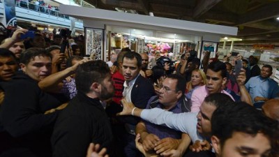Juan Guaidó torna a casa fra chavisti che lo hanno aggredito, insultato e preso a spintoni. OAS preoccupato per l&#039;integrità dello zio di Juan Guaidó, arrestato
