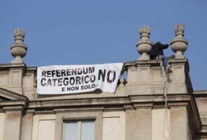 Milano si arrampica sul tetto della Scala per dire &#039;Categorico No al Referendum&#039;