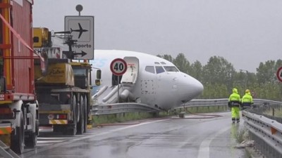 Plane crash lands at Italian airport
