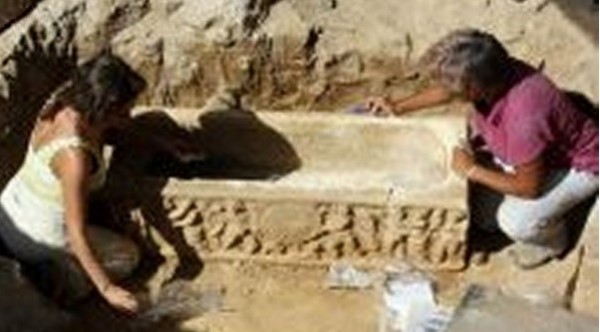 Due sarcofagi romani tornano alla luce vicino allo Stadio Olimpico