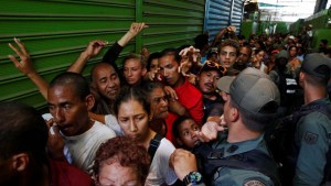 Los rostros del hambre y el desespero en las colas por comida en Venezuela