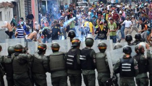 Venezuela, migliaia in piazza contro Maduro. Ultimatum. Indetto sciopero generale per oggi venerdì 28 ottobre