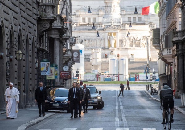 In Italia 1.809 vittime, il Papa a piedi in preghiera &#039;per la fine della pandemia&#039;