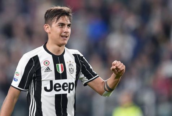 Juventus goleó 4-0 a Genoa y sigue marcha al título