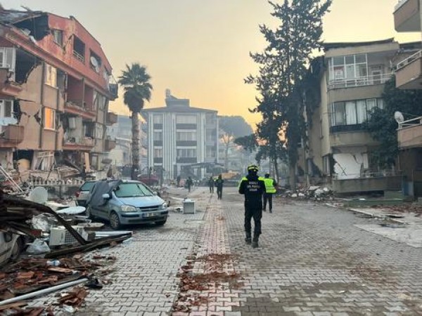 Desolación y tristeza en las zonas turcas de terremoto. Un bombero italiano en medio de la tragedia 