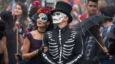 La actriz mexicana Stephanie Sigman y el británico Daniel Craig en una escena de &quot;Spectre&quot;, filmada en la capital azteca. 