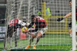 Theo salva il Milan-Parma 2-2, rossoneri frenano in vetta