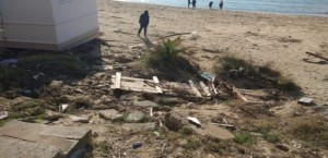 Pulsano (Taranto) - Disintegrata la passerella della spiaggia Montedarena