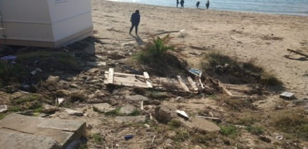 Pulsano (Taranto) - Disintegrata la passerella della spiaggia Montedarena