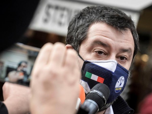 Crisi governo, Salvini: &quot;Alcuni 5 Stelle stanno bussando a porte Lega&quot;