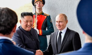 Stretta di mano tra il presidente russo e il leader nordcoreano 