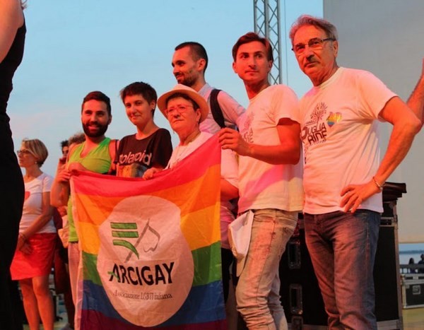 Taranto - Terzo anniversario della fondazione di Arcigay, celebrazioni in Piazza Maria Immacolata