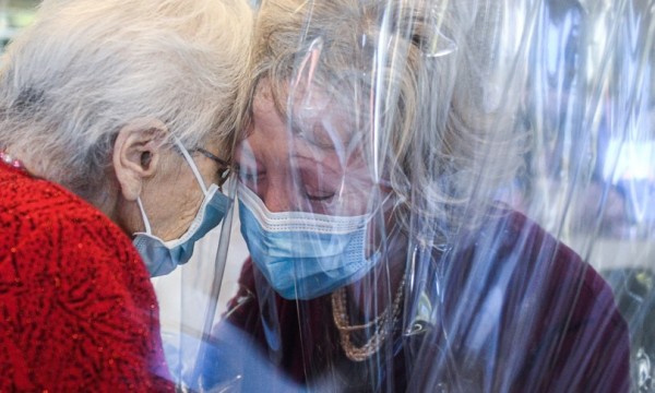 Coronavirus in Italia. Torna a salire la curva epidemica 37.978 nuovi casi e altri 636 morti. Record di tamponi a 234mila, incidenza positivi risale al 16%