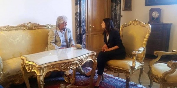 Roma, Beppe Grillo a sorpresa in Campidoglio per incontrare Raggi: &quot;Fantastica, tutto bellissimo&quot;