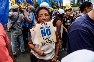 “In Venezuela non c&#039;è niente”, recita il cartello di questa manifestante