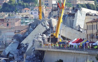 Búsqueda de sobrevivientes entre hierros y escombros del puente Morandi en Génova.