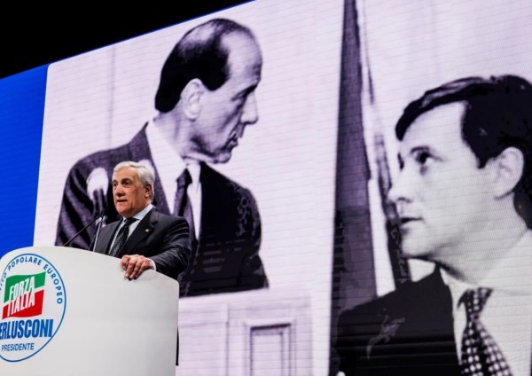 Antonio Tajani dal palco del congresso di Forza Italia