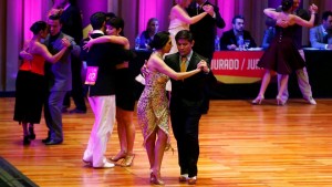 Dos parejas de argentinos arrasan en el Mundial de Tango