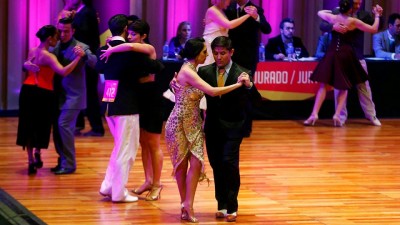 Dos parejas de argentinos arrasan en el Mundial de Tango