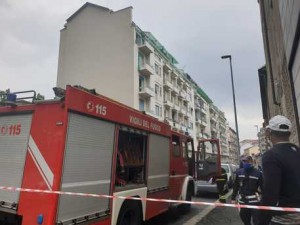 Giù dal 3/o piano in fiamme, gravi madre e figlia. Torino, donna si è lanciata con bimba 8 mesi in braccio