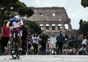 Coronavirus, altri 55 morti in Italia. Salgono i contagi, 318 in più. Sono 8 le regioni senza casi