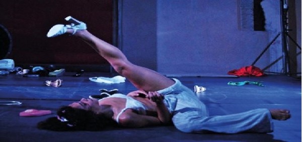 La danza contemporanea volteggia tra i rifiuti