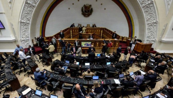 Venezuela, Parlamento accusa Maduro e chiede nuove elezioni presidenziali