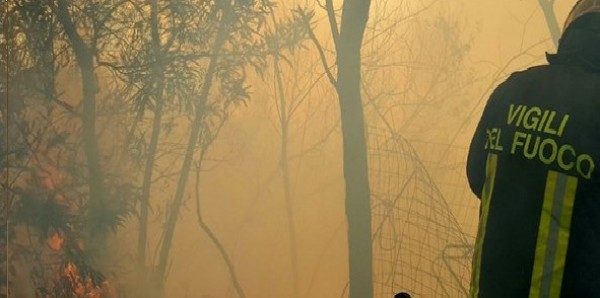 La denuncia del Conapo: «Gli incendi aumentano, ma i Vigili del Fuoco sono troppo pochi»