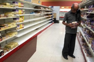 Venezuela:90% famiglie non ha soldi cibo Indagine nazionale: &#039;Lo stipendio medio è di 6 dollari al mese&#039;