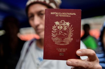 Una migrante venezolana muestra su pasaporte