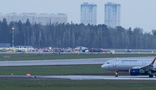 Al menos 40 muertos en el avión incendiado en Moscú