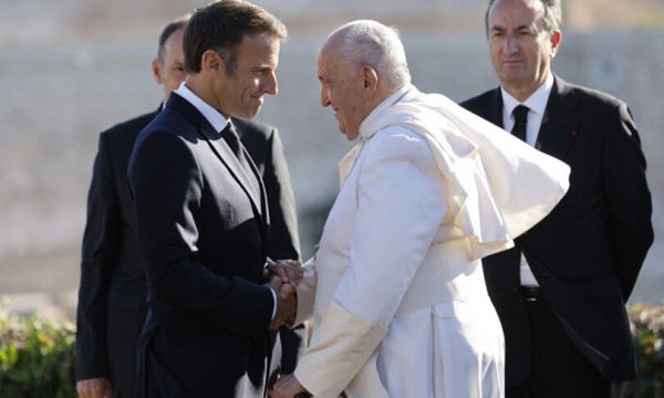 Macron accoglie il Papa a Marsiglia