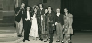 Pavarotti Boheme 4 maggio 1961 con gli altri cantanti e il giovane Leone Magiera direttore. Foto Lino Vignoli