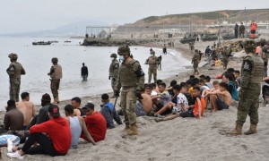 Arrivano 6 mila migranti nell&#039;enclave di Ceuta, la Spagna schiera l&#039;esercito. L&#039;Unione Europea “Piena solidarietà alla Spagna”