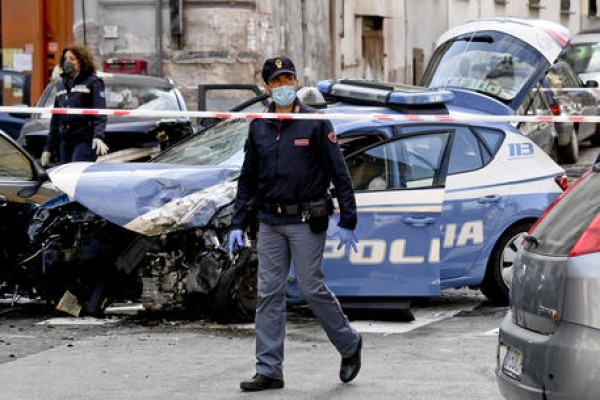 Poliziotto muore nel tentativo di sventare una rapina in banca