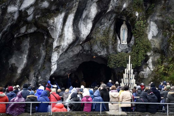 Peregrinos en Lourdes, Francia