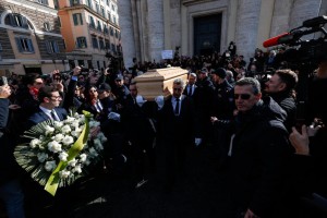 Rose bianche e folla per l&#039;addio a Sandra Milo a Roma
