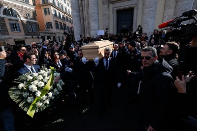 Rose bianche e folla per l&#039;addio a Sandra Milo a Roma
