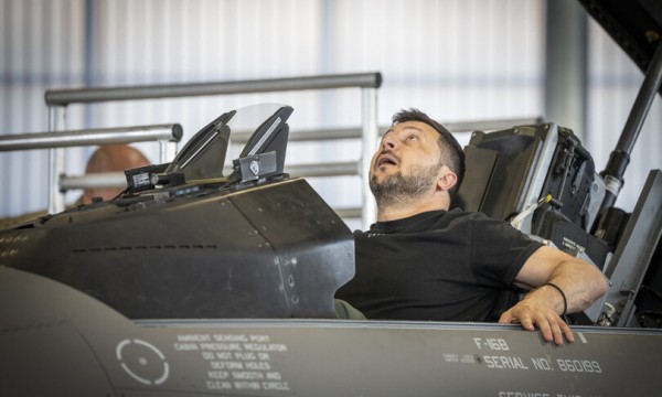  Volodymyr Zelensky su un F-16 danese 