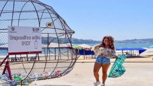 Instalan “Peces Gigantes” en playas de México para recolectar plástico y proteger océanos