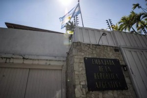 Venezuela, liberi i 5 oppositori nell&#039;ambasciata argentina. In una  operazione congiunta Usa e Italia