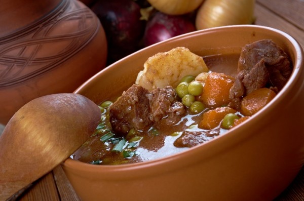 Cordero al horno con alcachofas y guisantes  un plato típico de Calabria - Italia