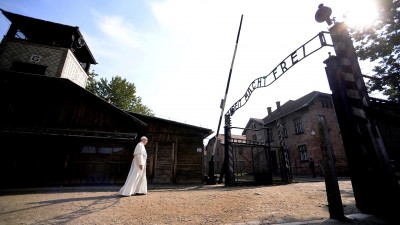 El papa Francisco rezó en silencio en el campo de exterminio nazi de Auschwitz