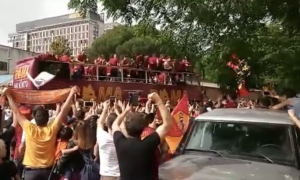 La Roma campione di Conference sfila per le strade del centro 