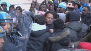 Clashes between police and refugees in Florence