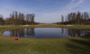  Un lago in una giornata di sole  