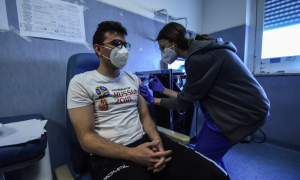 Coronavirus in Italia, 5.696 contagi e 15 morti, il tasso di positività a 2,3%: bollettino 28 luglio