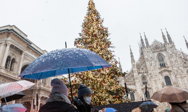 Neve a Milano in piazza Duomo